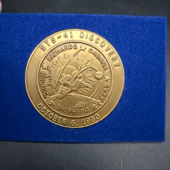 1990 NASA STS-41 Discovery Space Shuttle Solar Polar Mission Ulysses Bronze Coin - Picture 3 of 8